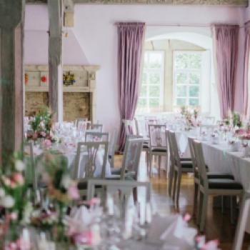Die Kulinarik ist das Herzstück jeder Hochzeit. Erfahren Sie, wie Sie das perfekte Menü planen und die Gäste glücklich machen - (c) https://pixabay.com/de/photos/veranstaltung-feier-6927353/