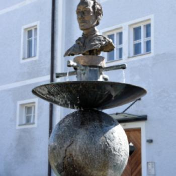 Ein Brunnen mit einer Büste von Joseph Mohr erinnert vor dem Pfarrhof von Mariapfarr an ihn. Im Pfarrhof befindet sich das Pfarr-, Wallfahrts- und Stille Nacht-Museum - (c) Gabi Vögele