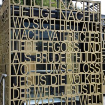 Den modernen Anbau des Gebäudes zieren auf gesamter Front die von Mohr verfassten Textzeilen zu „Stille Nacht! Heilige Nacht!“ - (c) Gabi Vögele