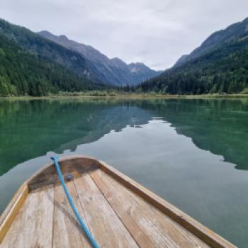 Auf dem Jägersee bei Wagrain kann man die Stille in einem Ruderboot auf dem See genießen - (c) Gabi Vögele