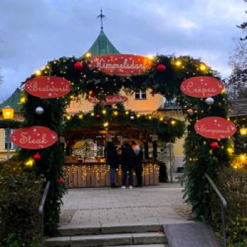 Idyllisch und romantisch – der Weihnachtsmarkt am Chinesischen Turm in München - (c) Gabi Dräger