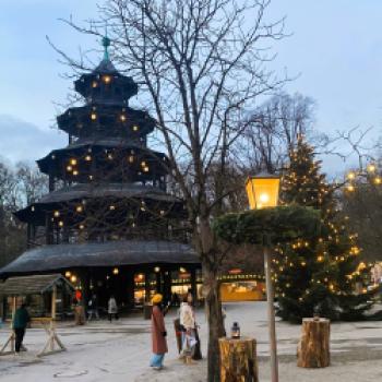 Idyllisch und romantisch – der Weihnachtsmarkt am Chinesischen Turm in München - (c) Gabi Dräger