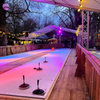 Idyllisch und romantisch – der Weihnachtsmarkt am Chinesischen Turm in München - (c) Gabi Dräger