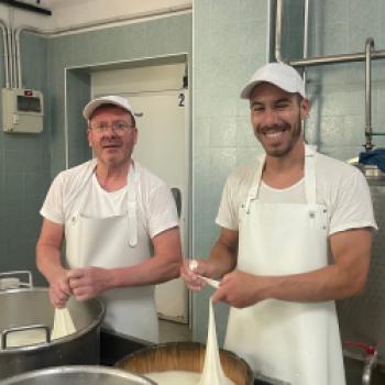 Poala Roma und sein Sohn zeigen die Herstellung von Mozarella... - (c) Hannelore Fisgus