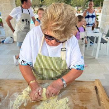 Mama Angelica macht Oastateig für die Gäste - (c) Hannelore Fisgus