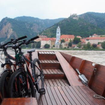 Mit der Fahrradfähre geht es vom rechten Donauufer nach Dürnstein - (c) Jörg Bornmann