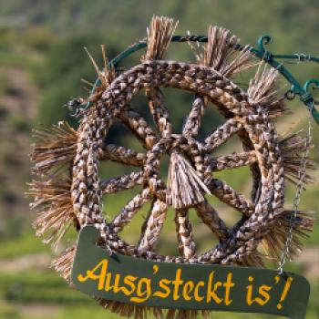 Viele Weinhauer vermarkten ihre Produkte direkt ab Hof, häufig in ihren Heurigenschenken. „Ausg’steckt is‘" - (c) Jörg Bornmann