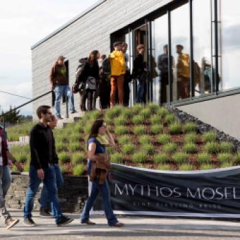 Mythos Mosel - 480 Magnumflaschen für die Eröffnungsparty - (c) Mythos Mosel/Chris Marmann