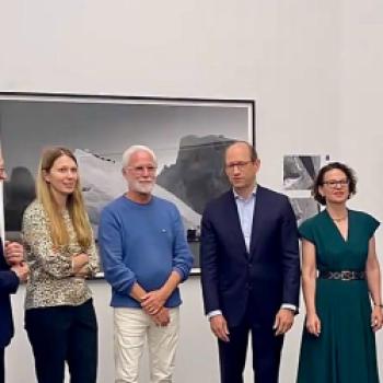 „Ragnar Axelsson. Greenland“: Ausstellung im Kunstfoyer der Versicherungskammer Kulturstiftung macht die Arktis als Brennpunkt von Klimawandel, Geopolitik und Energiewende sichtbar - (c) Gabi Dräger
