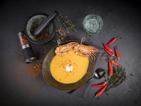 Karotten-Chili-Suppe mit gebratener Riesengarnele - (c) GEFU