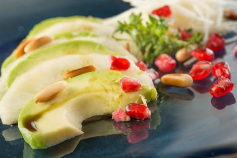 Avocado-Birnen-Salat - (c) Stefan Kristoferitsch mit freundlicher Genehmigung der Gemeinschaft Steirisches Kürbiskernöl g.g.A. Avocado-Birnen-Salat - (c) Stefan Kristoferitsch mit freundlicher Genehmigung der Gemeinschaft Steirisches Kürbiskernöl g.g.A.