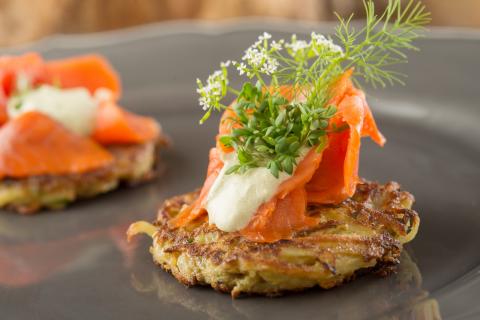 Kartoffelpuffer mit Räucherfisch - (c) Stefan Kristoferitsch mit freundlicher Genehmigung der Gemeinschaft Steirisches Kürbiskernöl g.g.A.