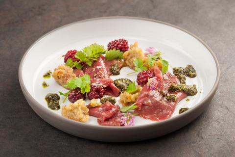 Hirschcarpaccio mit Aubergine und Kürbiskernpesto  - (c) Stefan Kristoferitsch mit freundlicher Genehmigung der Gemeinschaft Steirisches Kürbiskernöl g.g.A.