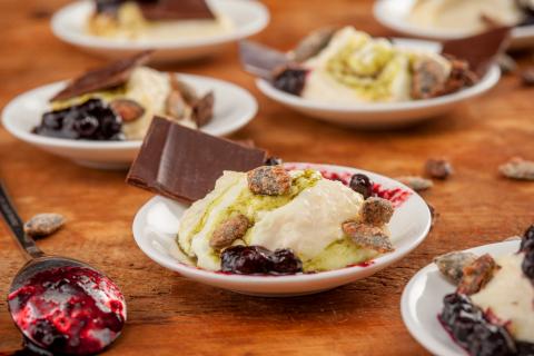 Polentaflammerie mit Kernöl auf Waldheidelbeeren - (c) Stefan Kristoferitsch mit freundlicher Genehmigung der Gemeinschaft Steirisches Kürbiskernöl g.g.A.