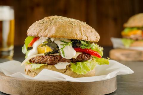 Steirischer Beef-Burger mit Ofengemüse - (c) Stefan Kristoferitsch mit freundlicher Genehmigung der Gemeinschaft Steirisches Kürbiskernöl g.g.A.