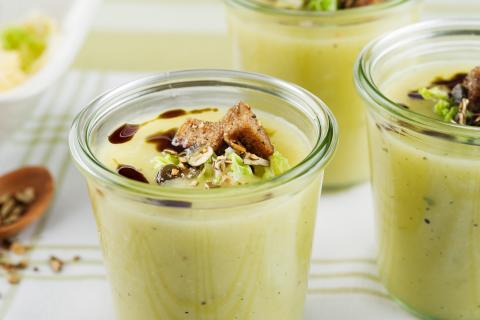 Grünkohlsuppe mit Brot-Kürbiskern-Croutons - (c) Stefan Kristoferitsch mit freundlicher Genehmigung der Gemeinschaft Steirisches Kürbiskernöl g.g.A.