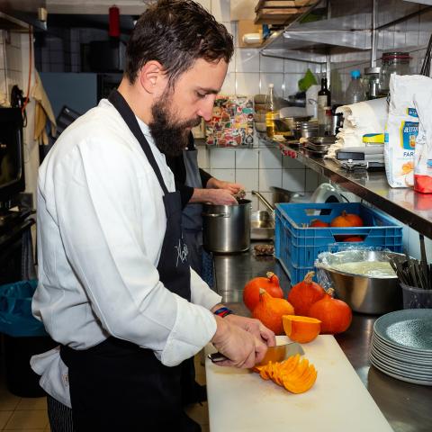 Seiner italienischen Heimat verbunden ist der Küchenchef Giorgio Maetzke immer bereit neue Küchentrends in seinen Küchenstil einfließen zu lassen - (c) Huw Prichad