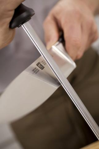 Richtig angewendet wird der Wetzstahl, indem man die Spitze auf eine ebene Fläche stellt und die Messerklinge in einem 15-Grad-Winkel in einem leichten Bogen mit mäßigem Druck nach unten zieht.