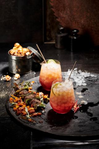 Lammspieße mit Kürbis-Curry-Ragout und Spicy Popcorn - (c) Max Mayer Lammspieße mit Kürbis-Curry-Ragout und Spicy Popcorn - (c) Max Mayer