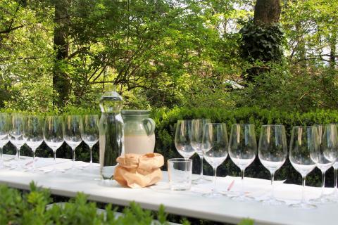 Die Gläser für das Weinseminar im Park stehen bereit- (c) Jörg Bornmann