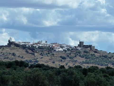 Neben der wohlschmeckenden Küche sind es die landschaftlichen Reize in einem der schönsten Seengebiete Alentejos die Urlauber in die Region locken - (c) Sabine Zoller