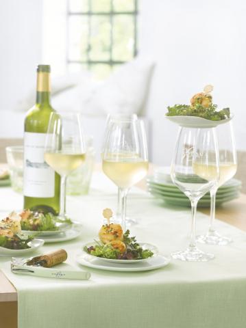 Gebratene Jakobsmuscheln auf Kräutersalat mit Limetten-Vinaigrette Gebratene Jakobsmuscheln auf Kräutersalat mit Limetten-Vinaigrette