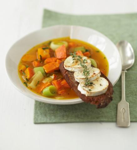 Kürbissuppe mit Chèvre-Crostini - (c) Chavroux Kürbissuppe mit Chèvre-Crostini - (c) Chavroux