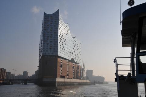 Die Elbphilharmonie in Hamburg - Hafen und Elphie wirken, als hätten sie schon immer zusammen gehört - (c) Jörg Bornmann