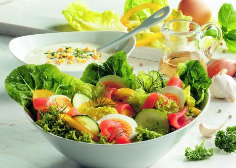 Frühlingssalat mit Eiern und Lachs - (c) Wirths PR Frühlingssalat mit Eiern und Lachs - (c) Wirths PR