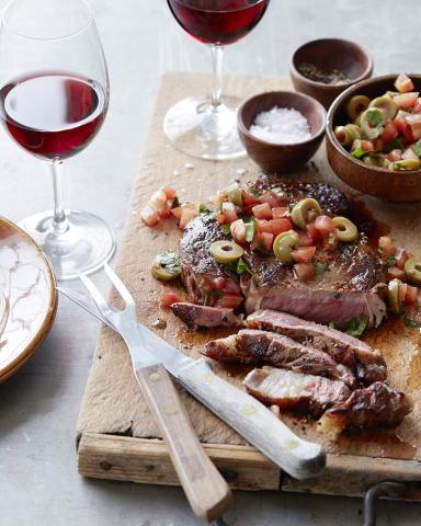 Gebratene Rib-Eye-Steaks mit Oliven-Tomaten-Relish - (c) California Wines