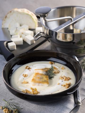 Sellerie-Walnuss-Suppe mit gebratenem Zanderfilet - (c) GEFU Sellerie-Walnuss-Suppe mit gebratenem Zanderfilet - (c) GEFU
