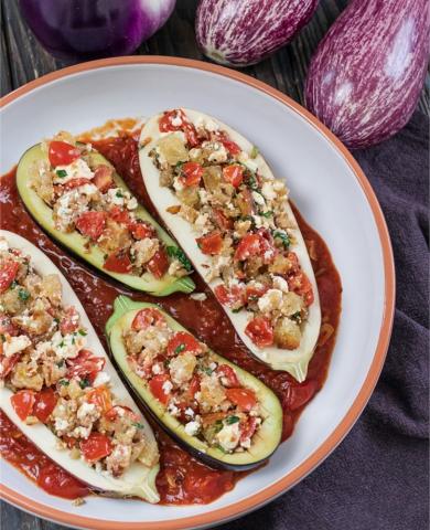 Gefüllte Auberginen aus dem Ofen mit pikanter Tomatensauce - (c) aubergine.nl Gefüllte Auberginen aus dem Ofen mit pikanter Tomatensauce - (c) aubergine.nl