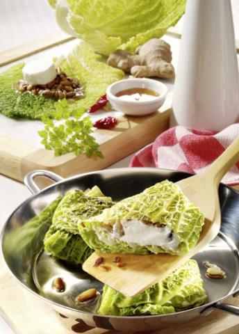 Gefüllte Wirsing-Taschen mit Ziegenkäse, Honig und Pinienkernen - (c) Wirths PR Gefüllte Wirsing-Taschen mit Ziegenkäse, Honig und Pinienkernen - (c) Wirths PR