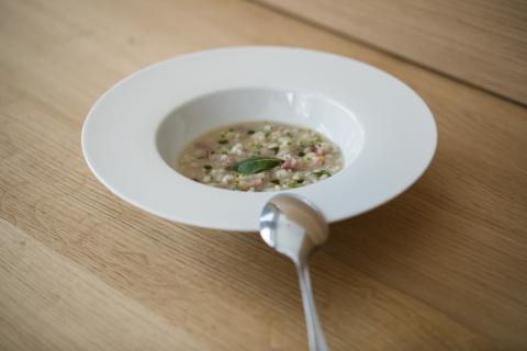 Bodenständig, regional, lecker – Gerstensuppe gehört laut Küchenchef Markus Auer unbedingt auf die Speisekarte des Naturhotel Leitlhof in Südtirol – © Büro Rabensteiner