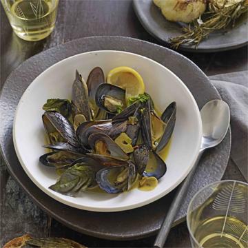 Kalifornische Muscheln in Basilikum-Safran-Weißwein-Sauce mit geröstetem Knoblauch, Salbei und Rosmarin - (c) California Wines Kalifornische Muscheln in Basilikum-Safran-Weißwein-Sauce mit geröstetem Knoblauch, Salbei und Rosmarin - (c) California Wines