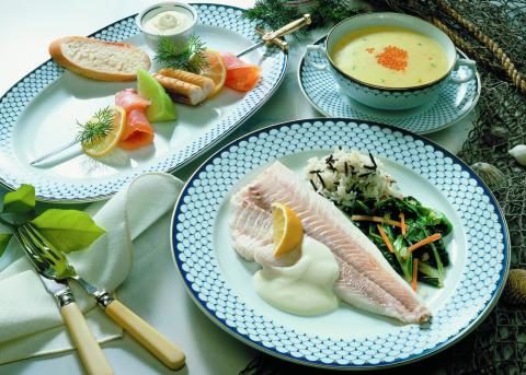 Karfreitagsmenü mit Kartoffelsuppe, Räucherfischspieße und Fischfilet auf Mangold - (c) www.ostermenue.de