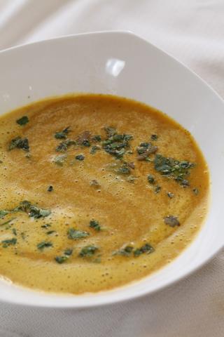 Karottensuppe mit Curry - (c) Schoenenberger Schlankheitskur / Wirths PR Karottensuppe mit Curry - (c) Schoenenberger Schlankheitskur / Wirths PR