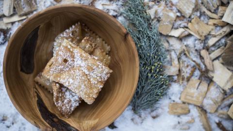 Kloatznkrapfen sind auf zahlreichen Höfen der Südtiroler Qualitätsmarke „Roter Hahn“ kulinarisches Pflichtprogramm zur Weihnachtszeit – © IDM Südtirol/Marion Lafolger Kloatznkrapfen sind auf zahlreichen Höfen der Südtiroler Qualitätsmarke „Roter Hahn“ kulinarisches Pflichtprogramm zur Weihnachtszeit – © IDM Südtirol/Marion Lafolger