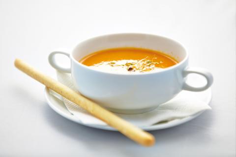 Feine Paprika-Cremesuppe mit Sahne-Meerrettich und Grissini - (c) KOCHs Meerrettich