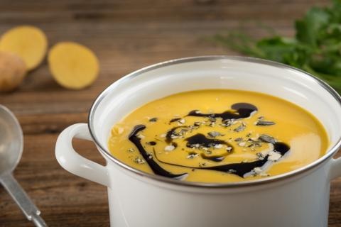 Kartoffel-Kürbissuppe - (c) Stefan Kristoferitsch mit freundlicher Genehmigung der Gemeinschaft Steirisches Kürbiskernöl g.g.A.