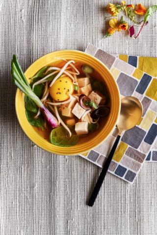 Miso-Suppe mit Ei & Tofu - (c) Le Creuset