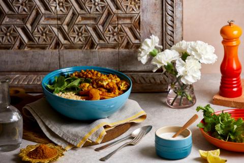 Buddha Bowl mit gebratenem Curry-Blumenkohl und Butternut-Kürbis - (c) Le Creuset Buddha Bowl mit gebratenem Curry-Blumenkohl und Butternut-Kürbis - (c) Le Creuset