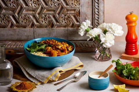 Buddha Bowl mit gebratenem Curry-Blumenkohl und Butternut-Kürbis - (c) Le Creuset