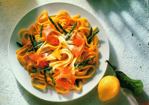 Linguine mit Spargelspitzen und Lachsstreifen - (c) Wirths PR