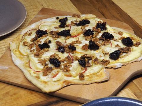 Flammkuchen mit Apfel, Ziegenkäse, Walnüssen und Preiselbeermarmelade - (c) Jörg Bornmann
