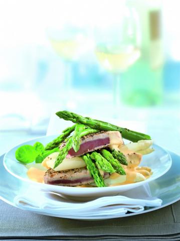 Gebratener Pfeffer-Thunfisch auf zweierlei Spargel mit Basilikum-Orangen-Hollandaise - (c) Deutsches Weintor/Wirths PR Gebratener Pfeffer-Thunfisch auf zweierlei Spargel mit Basilikum-Orangen-Hollandaise - (c) Deutsches Weintor/Wirths PR