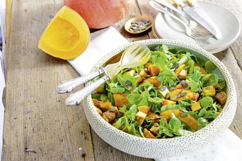 Salat mit gebratenem Kürbis, Süßkartoffeln und Tofu - (c) Diabetes-Journal Salat mit gebratenem Kürbis, Süßkartoffeln und Tofu - (c) Diabetes-Journal