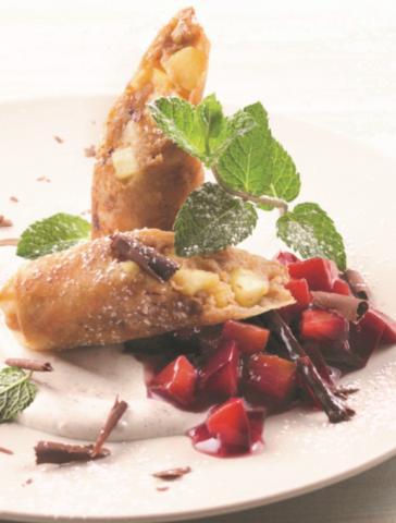 Schneller Apfelstrudel mit Vanille-Schmand und Rotweinzwetschgen - (c) Food&Life Daniel Petri Schneller Apfelstrudel mit Vanille-Schmand und Rotweinzwetschgen - (c) Food&Life Daniel Petri