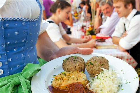 Speckknödel wird meist mit Krautsalat oder in einer klaren Suppe servieren - (c) Knödelfest Sterzing