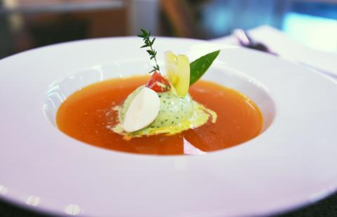 Tomaten-Essenz mit Rucola-Eiscreme - (c) mutti-parma.com